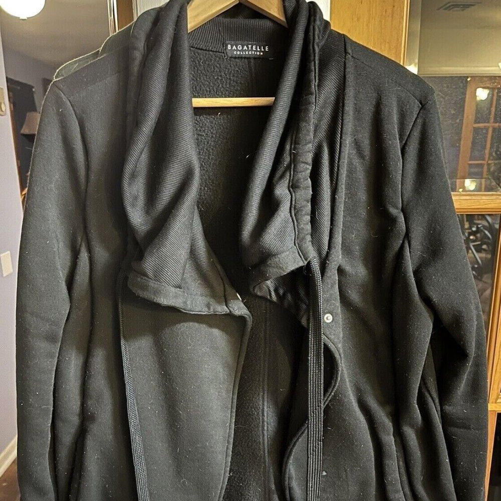 LADIES BLACK JACKET LARGE COLLAR WITH PULL TIE & SNAP CLOSE & POCKETS